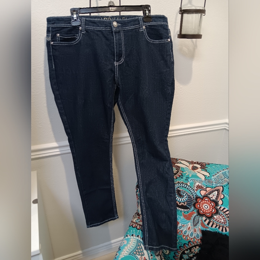 Classic Dark Blue Skinny Jeans with Subtle Fading and Timeless Design